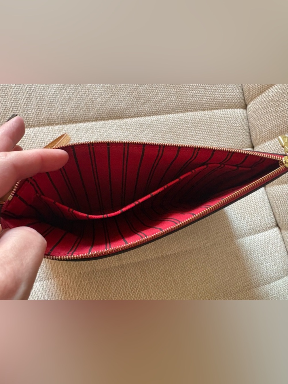 Louis Vuitton Neverfull Pochette - Picture 4 of 8